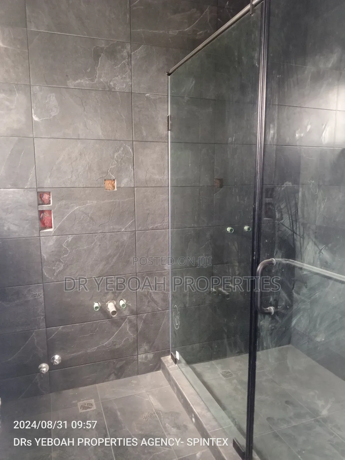 4bdrm Duplex in Spintex:- 4 Bedrooms for sale
