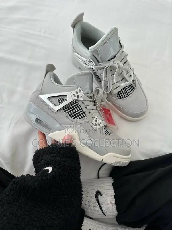 Air Jordan 4 Frozen Moment