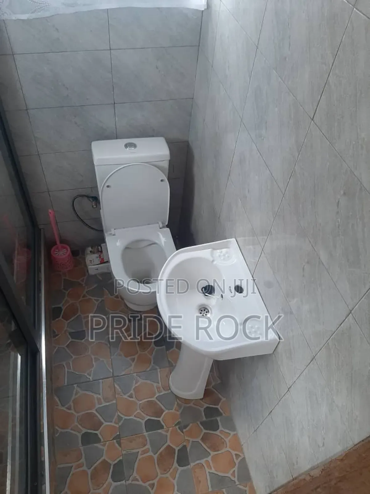 Wash Hand Basin With Pedestal Stand and Tap Set