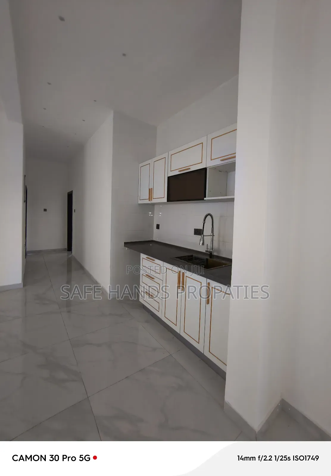 5bdrm House in Lakeside, Accra Metropolitan for sale