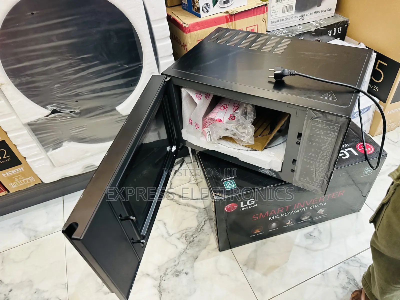 Fast Cooking Solution 42L Microwave LG Black