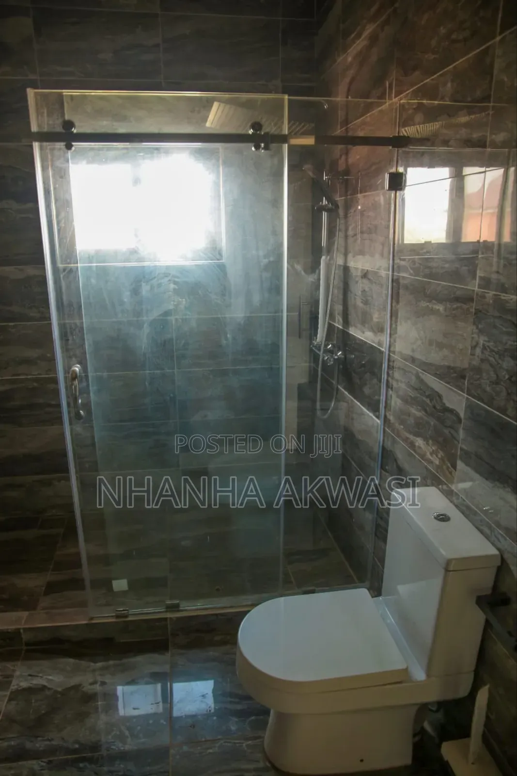 8bdrm House in Ashamed, Tema Metropolitan for rent