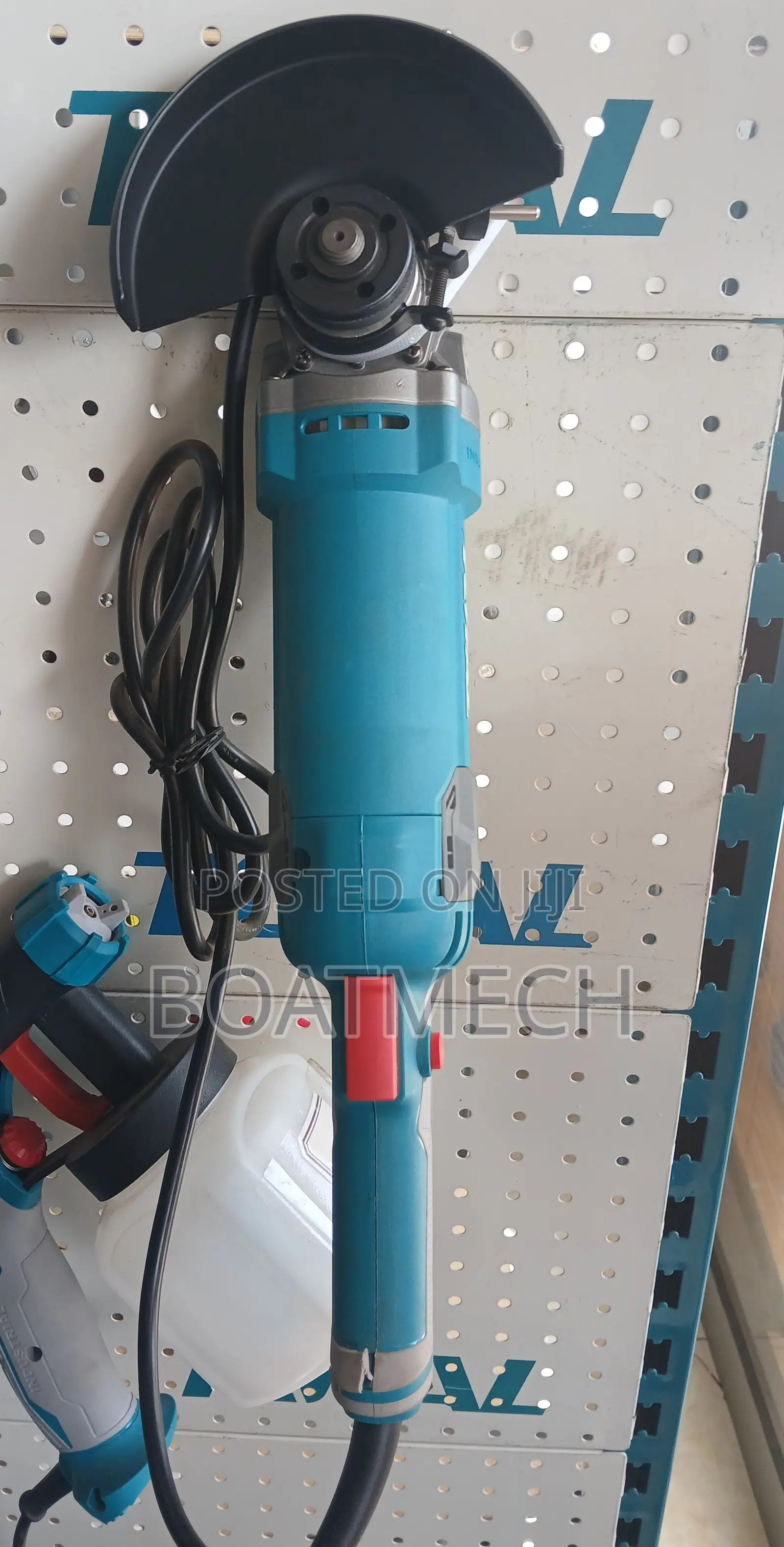 Total 5′′/125mm Angle Grinder 1100W
