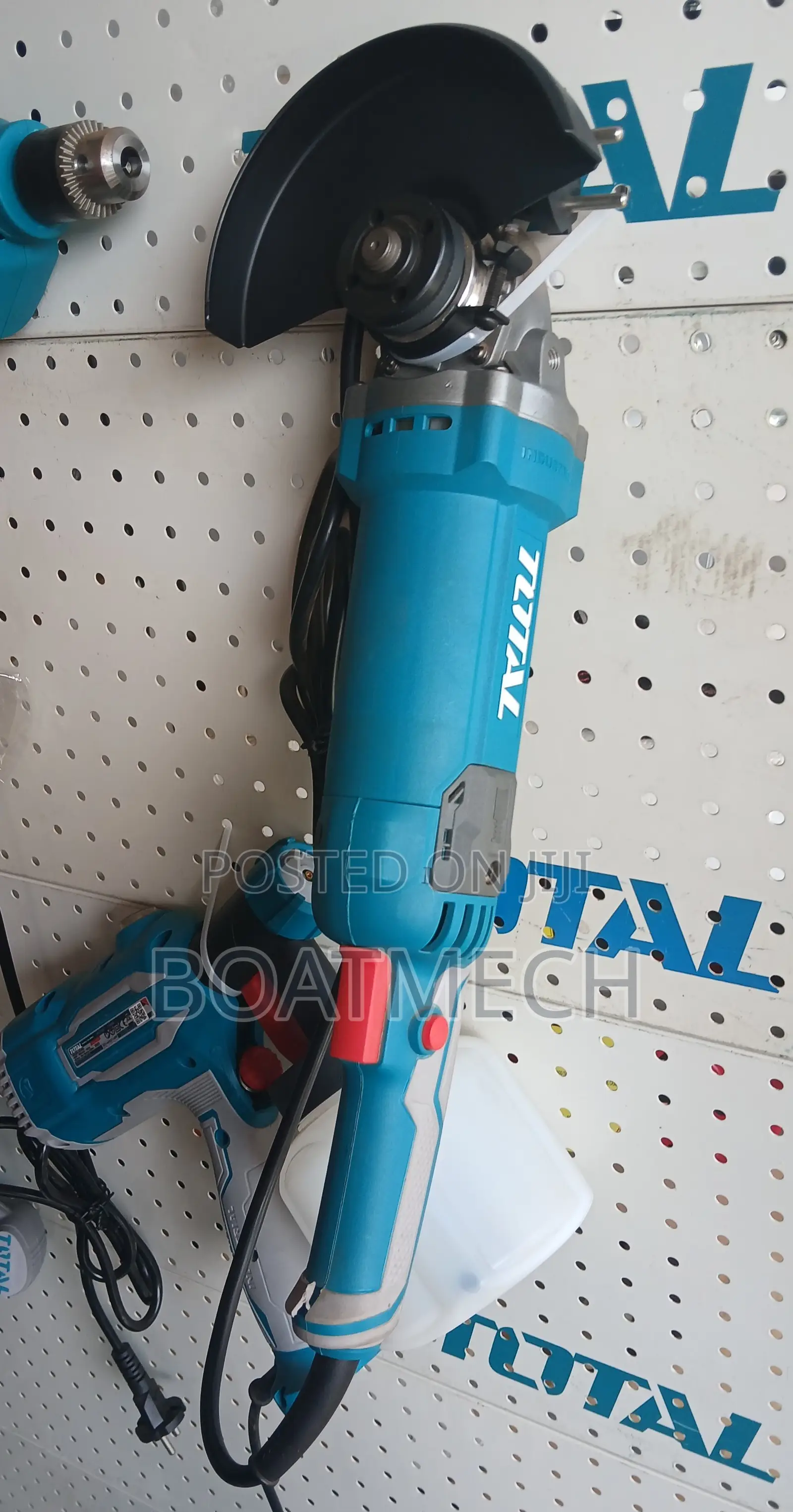 Total 5′′/125mm Angle Grinder 1100W