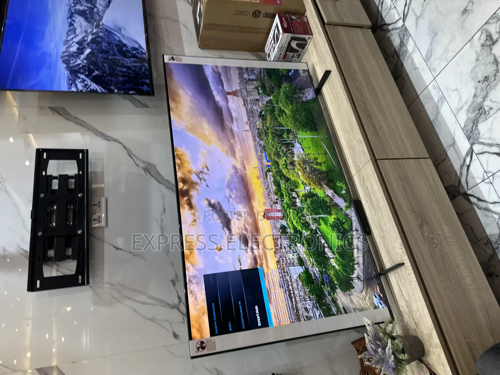 High Resolution Images Qled Smart Samsung 85”Q70c