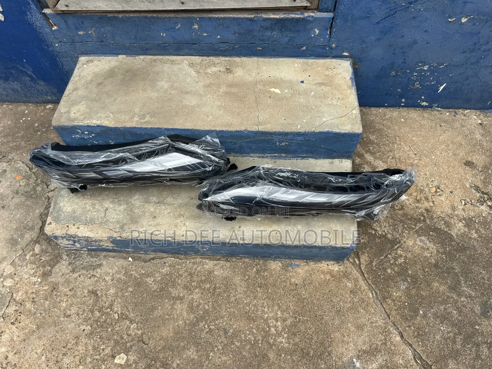 Outlander 2023 Upper Headlight Pair