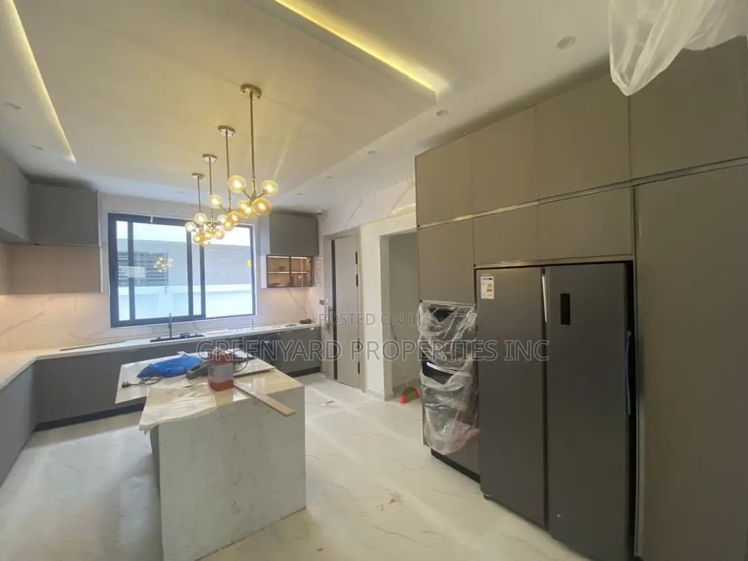 5bdrm House in Little Roses, Ashaley Botwe for sale