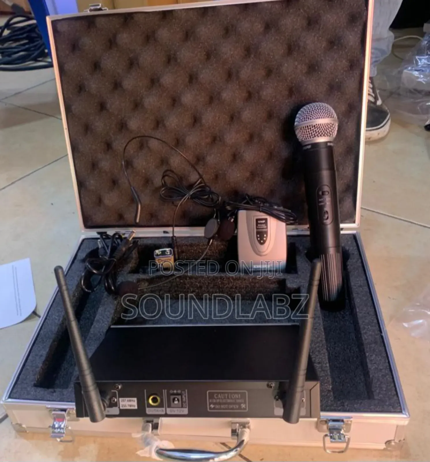 Shure v-3300 Hand, Tie and Lapel Microphone in Briefcase