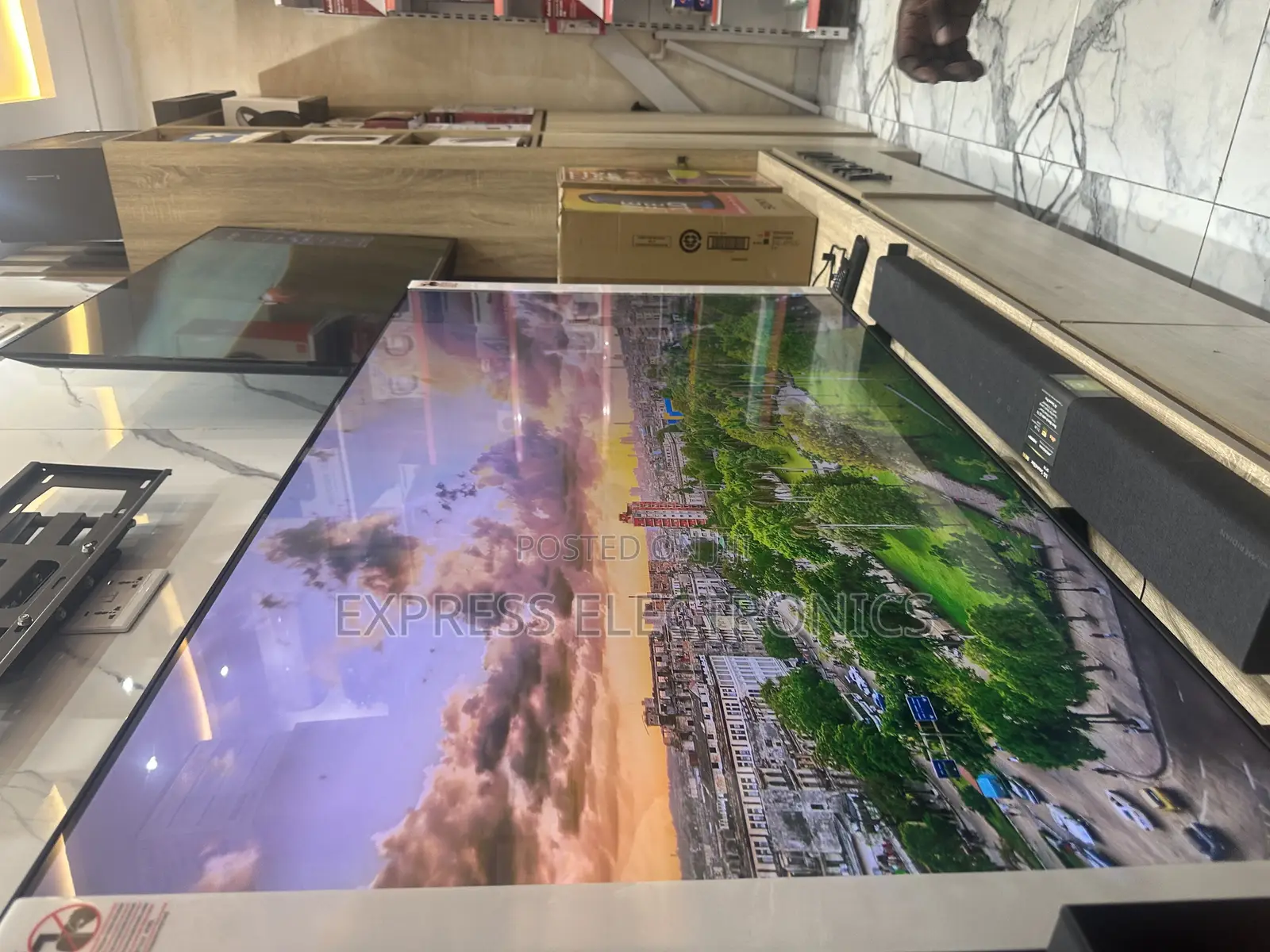 Fine-Tuned Colours a Vibrant UHD Smart Samsung 65DU7000