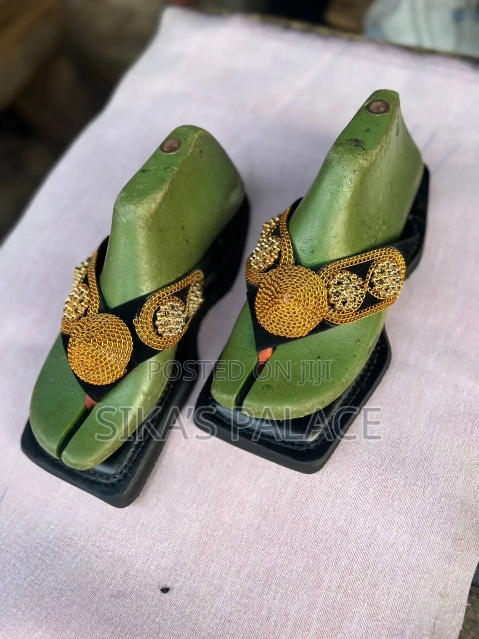 Royal Gold and Black Ahenemaa