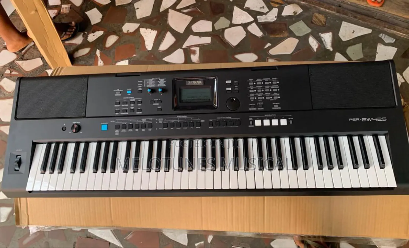 Yamaha PSR-Ew425 76-Key Portable Keyboard