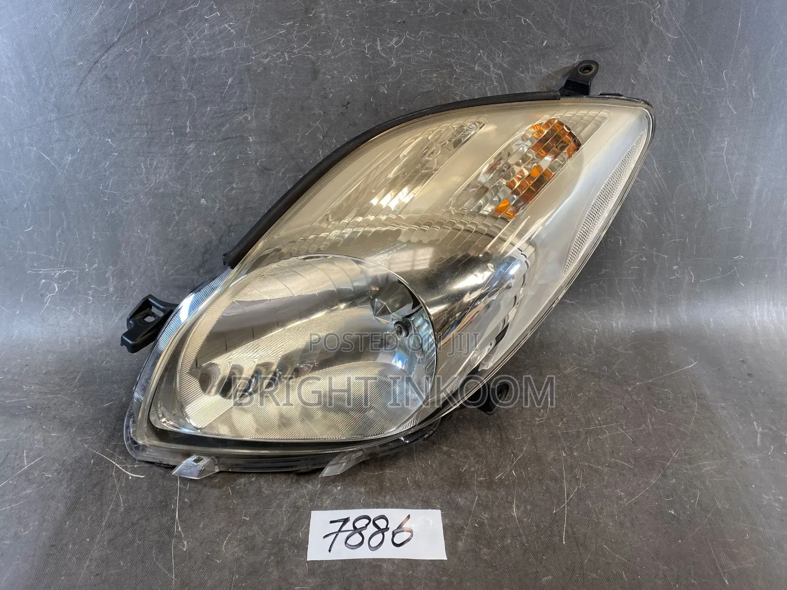 Toyota Vitz 209 2010 Headlight