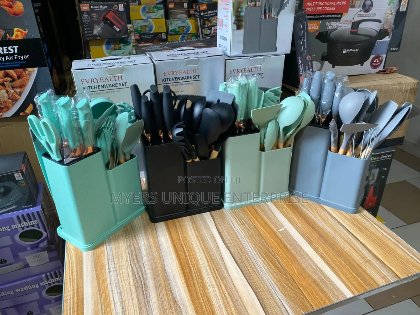 Sharp Lasting 19pcs Silicon Laddle With Chopping Board