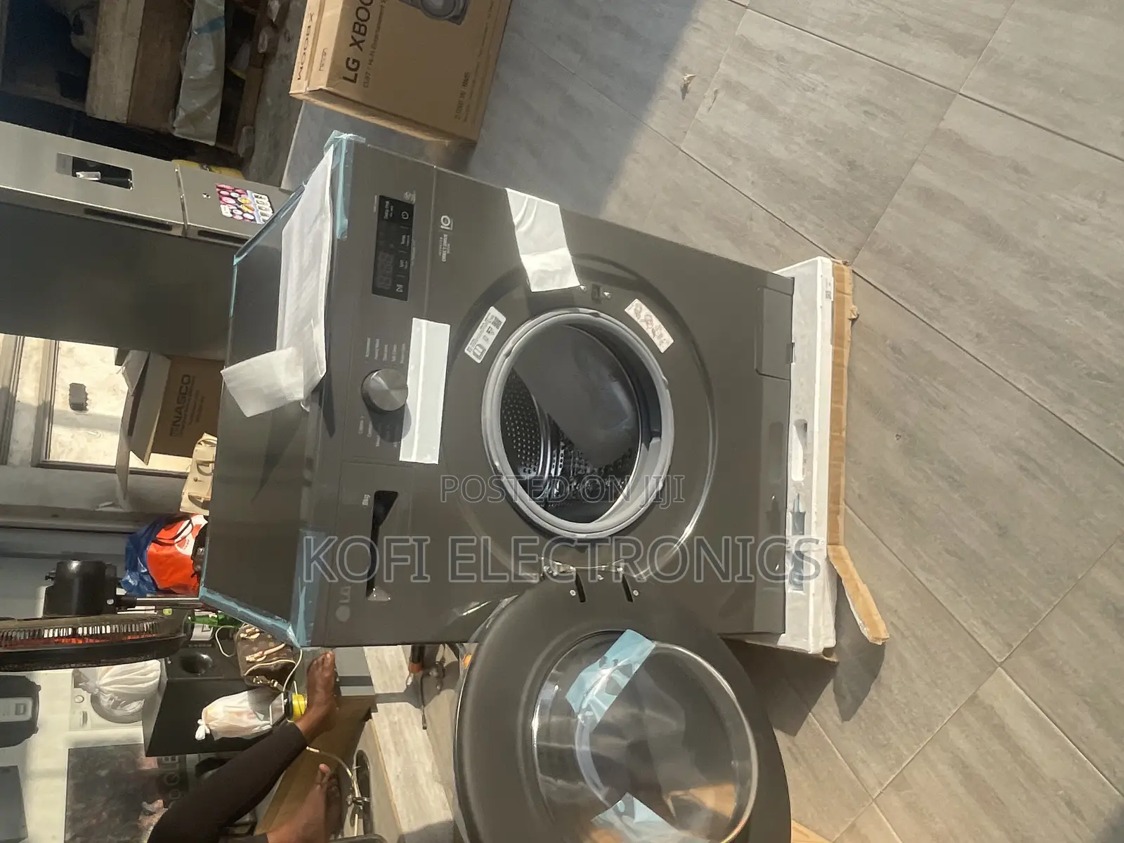 LG 8kg Front Load Washing Machine With a Cleaning Feature