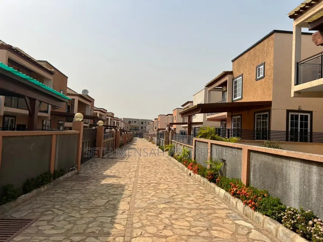 4bdrm Bungalow in Skm, Airport Residential Area for sale