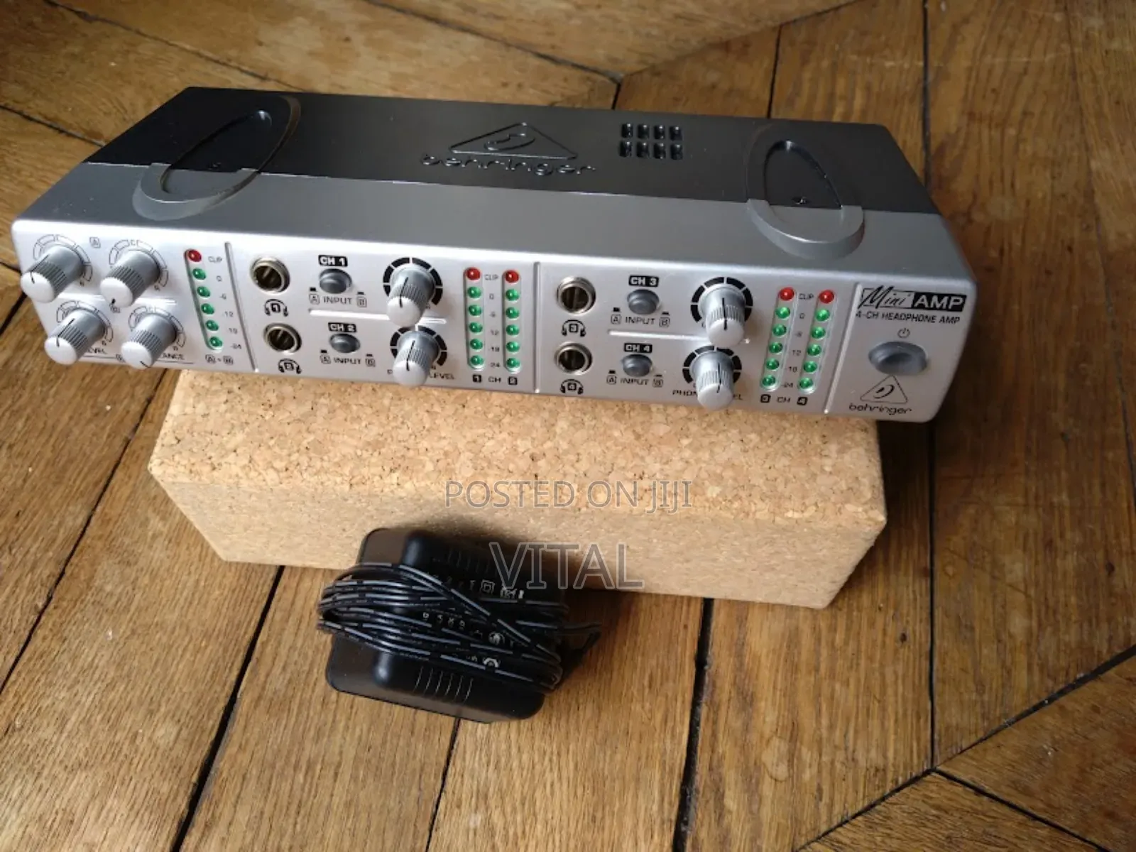 Headphones Amplifier Behringer AMP800