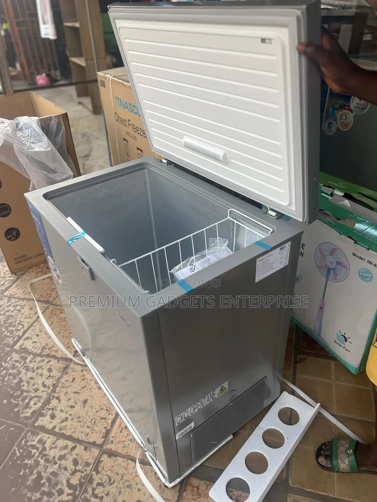 Midea Energy Saving Chest Freezer 198l , Removable Tray