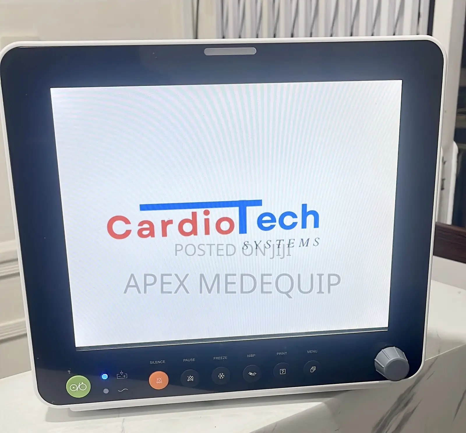 Multiparameter Patient Monitor + Stand ( Cardiotech )