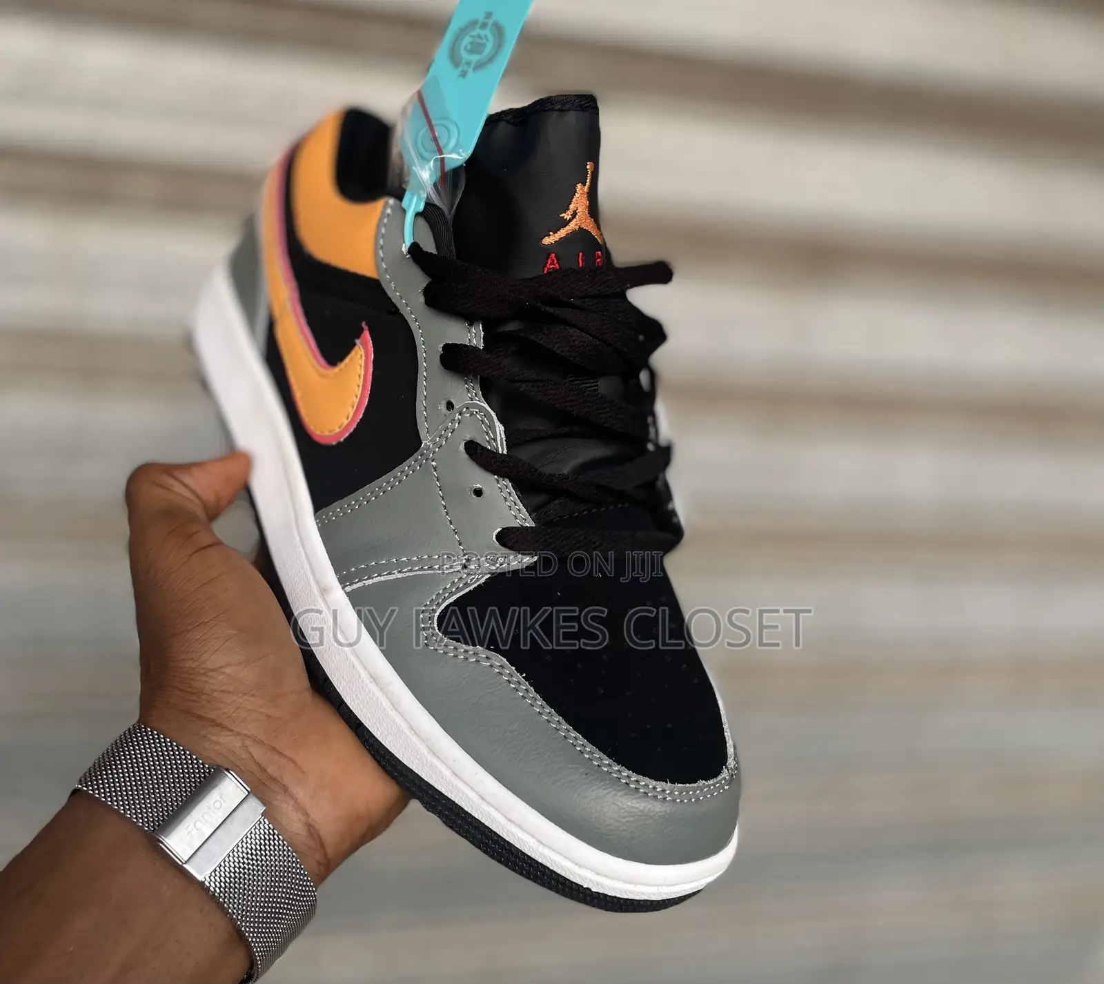 Air Jordan 1low “Vivid Orange”