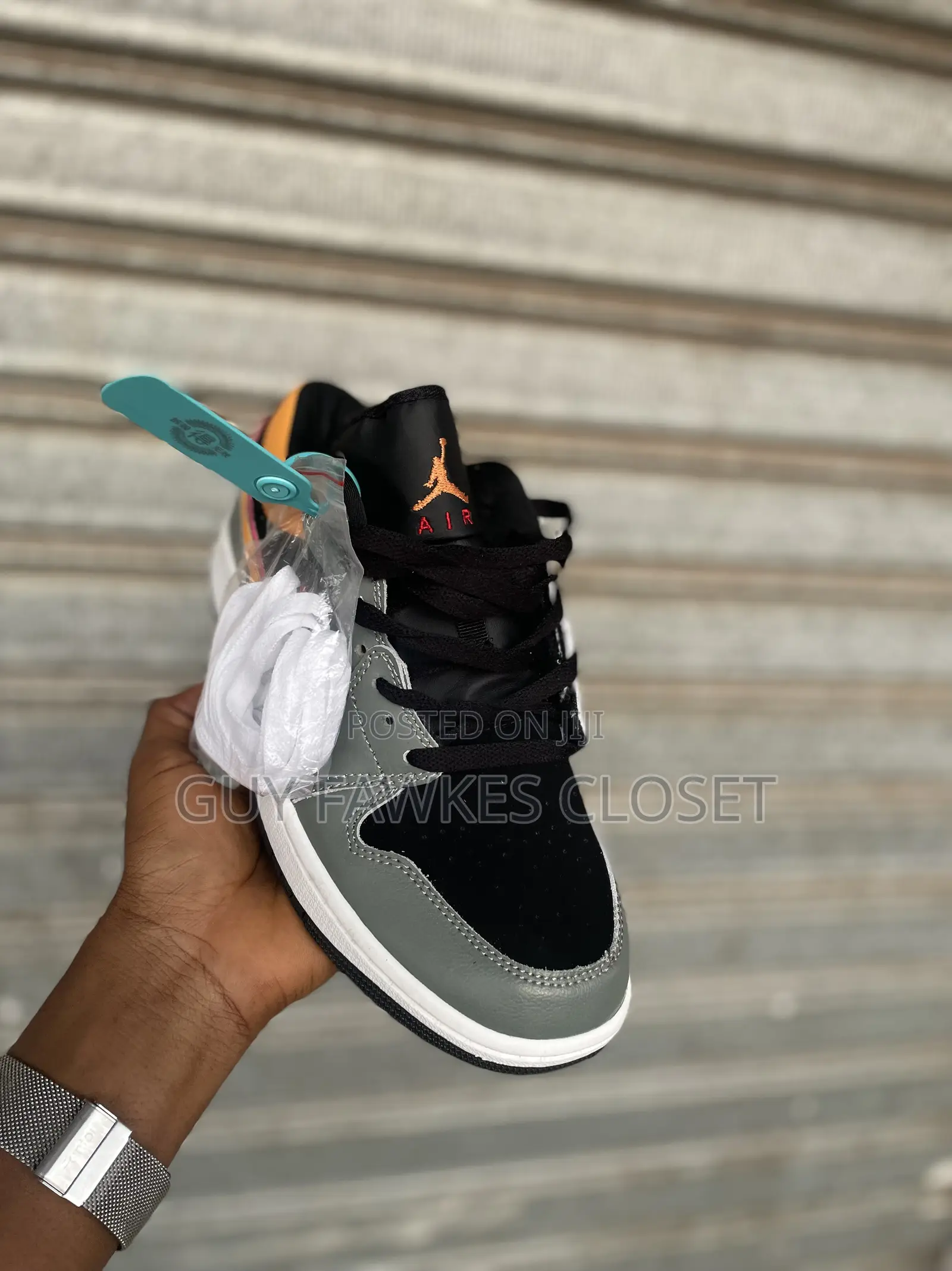 Air Jordan 1low “Vivid Orange”