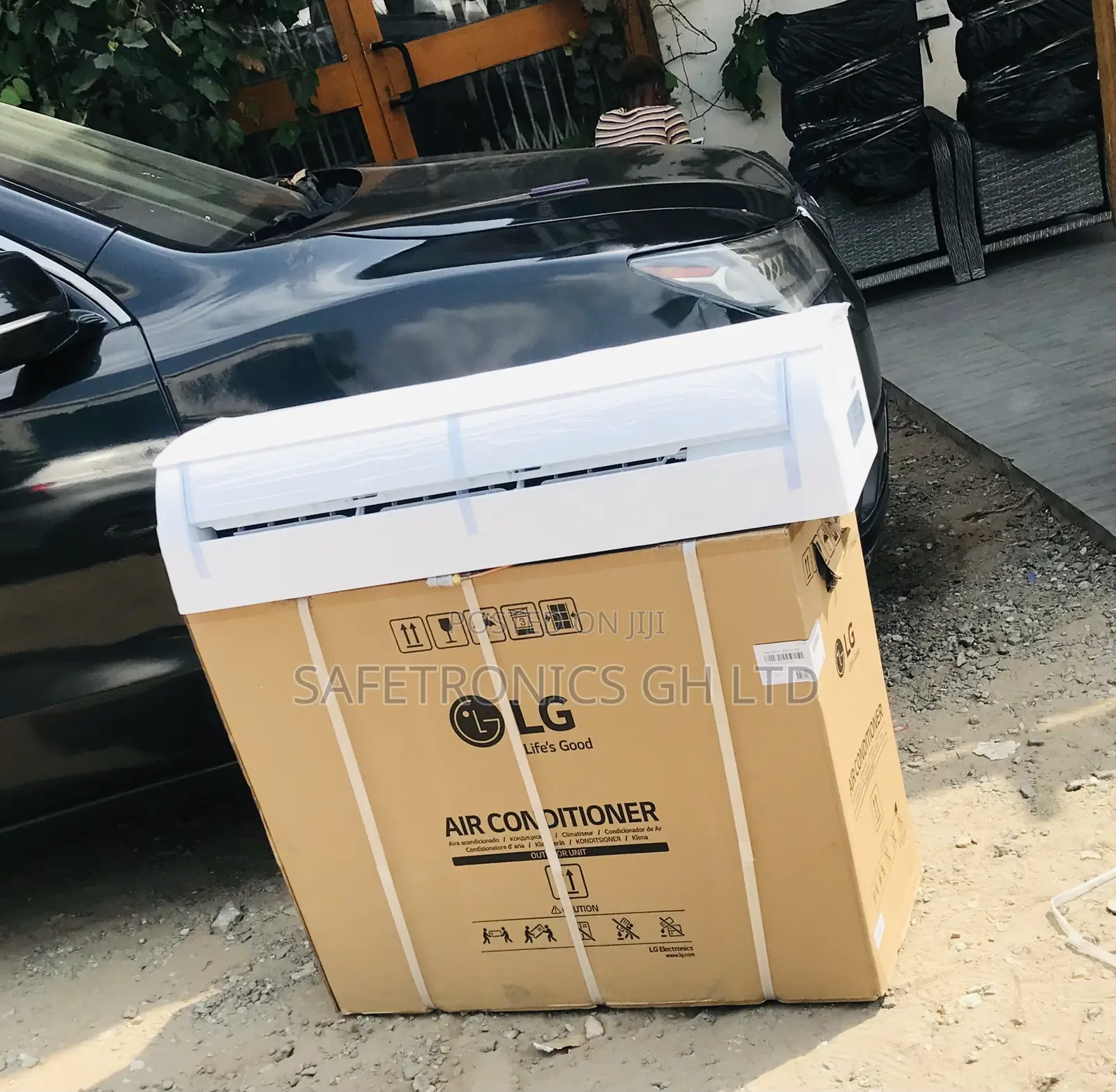 Elegant LG 2.5 Horsepower Split Type White Airconditioner