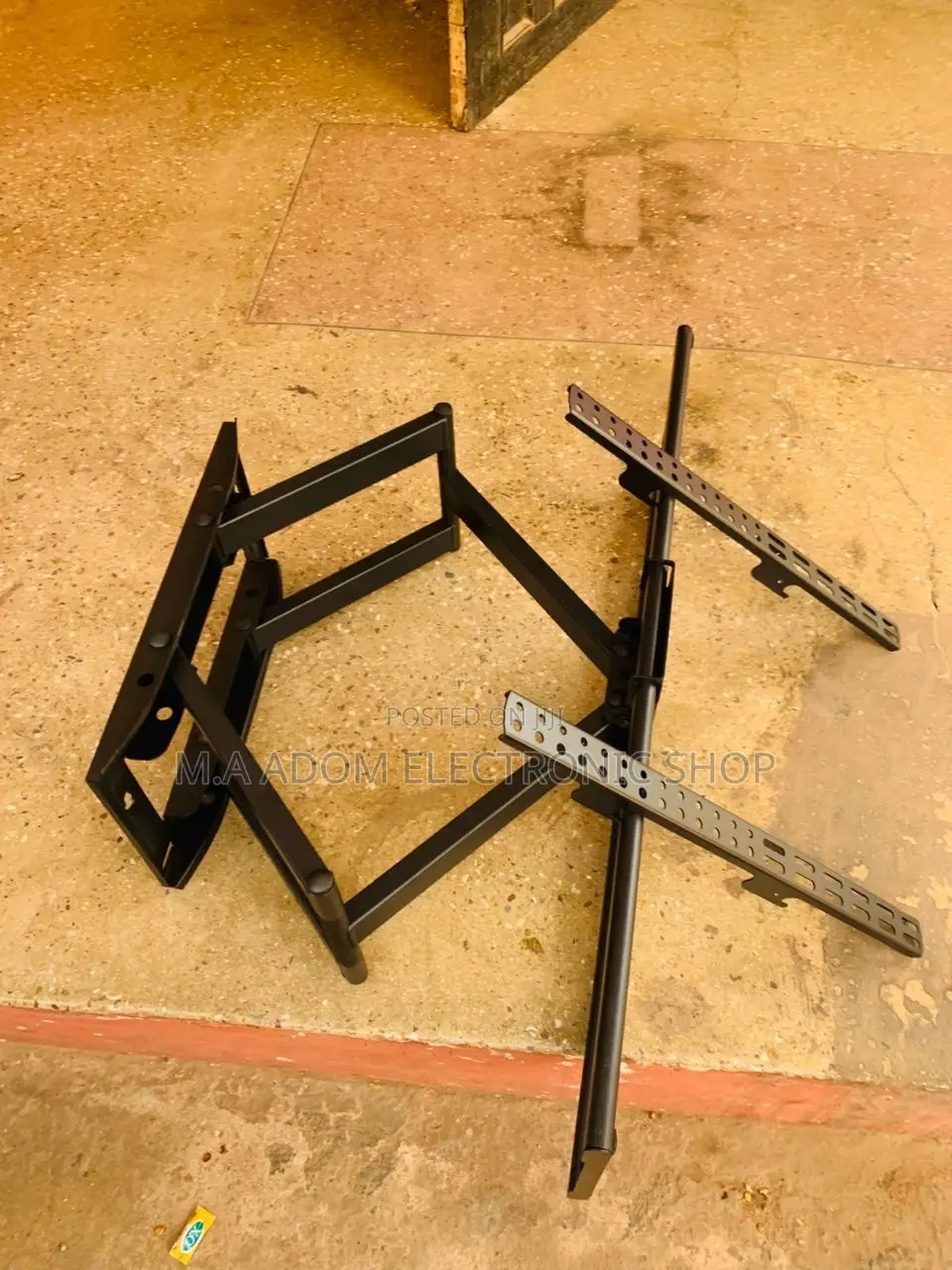 Universal Fit: Adjustable 32"-70" TV Wall Mount