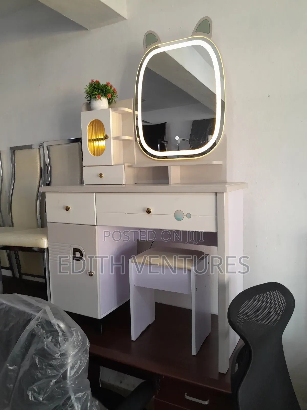 Single Mirror Dressing Table