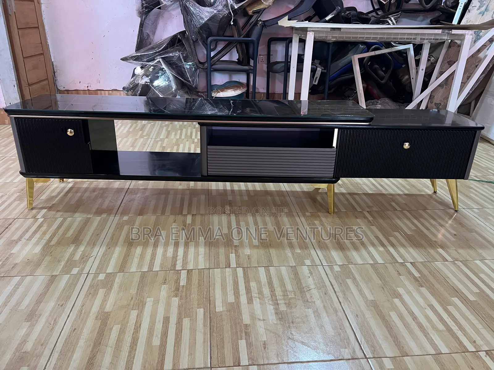 Nicely Designed Tv Stand With Drawers