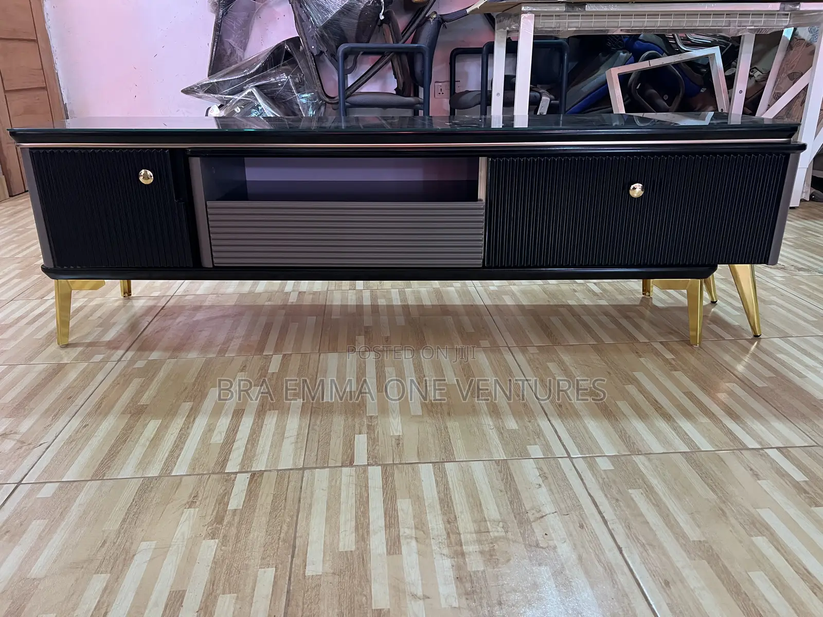 Nicely Designed Tv Stand With Drawers