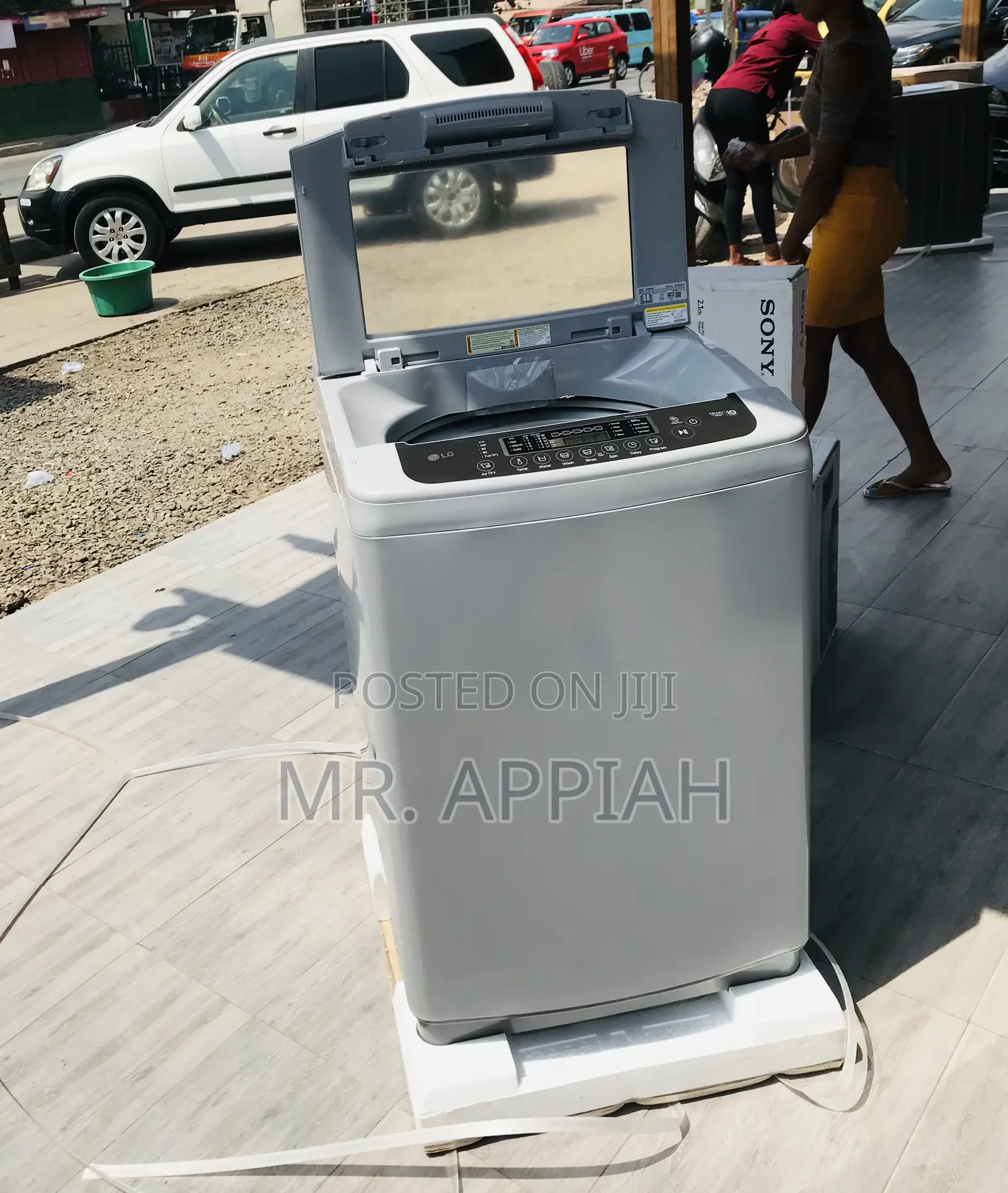 Efficient LG T1369NEHTF 13kg Top Load Washing Machine.