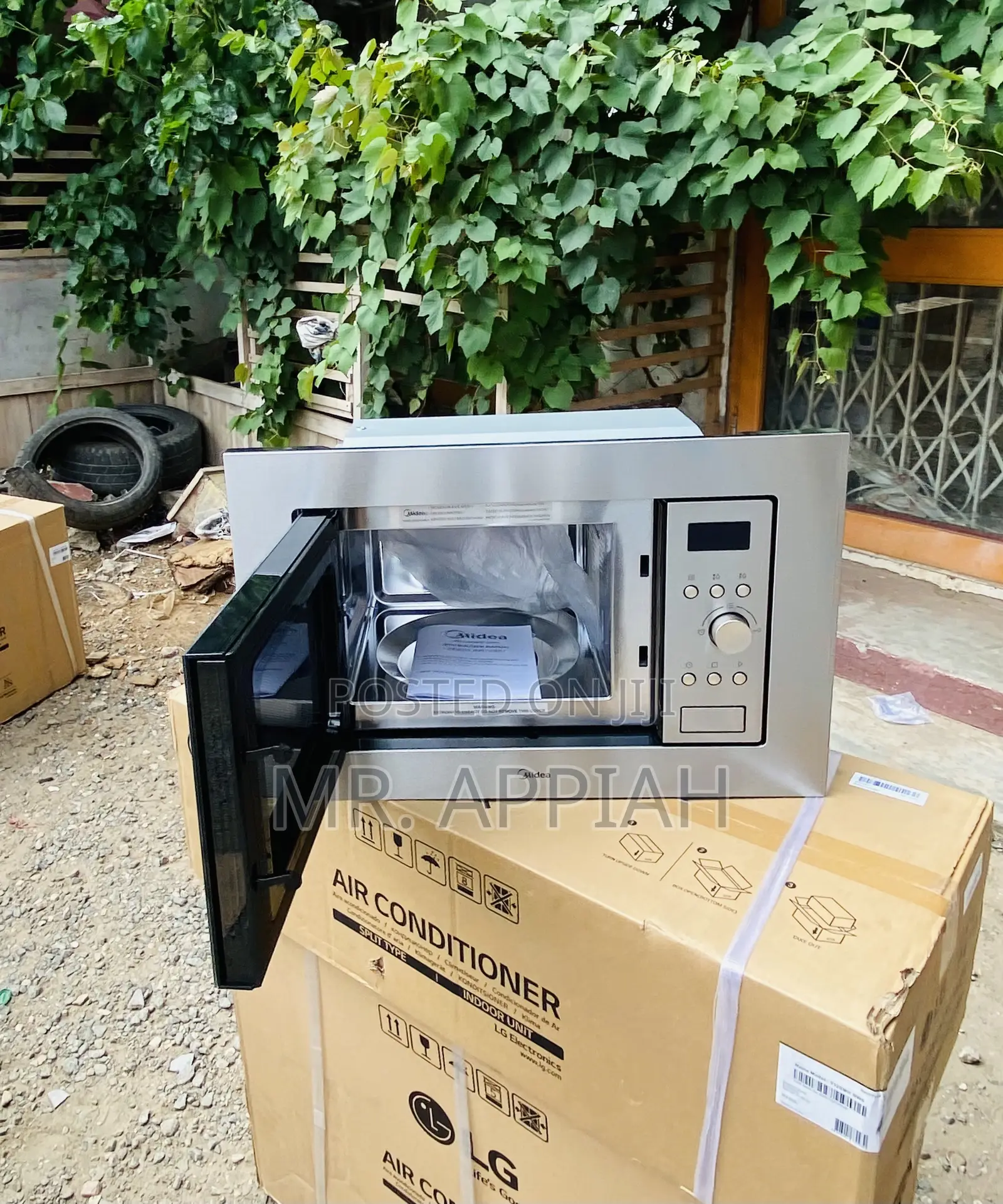 The Quick Chef Midea AM717BS7 17ltr Built-in Microwave.