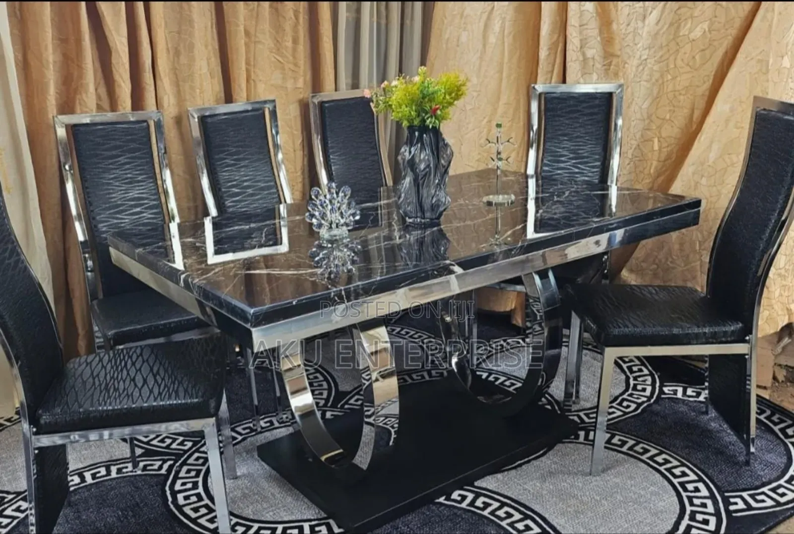 Luxurious Dinning Table With 6 Chairs