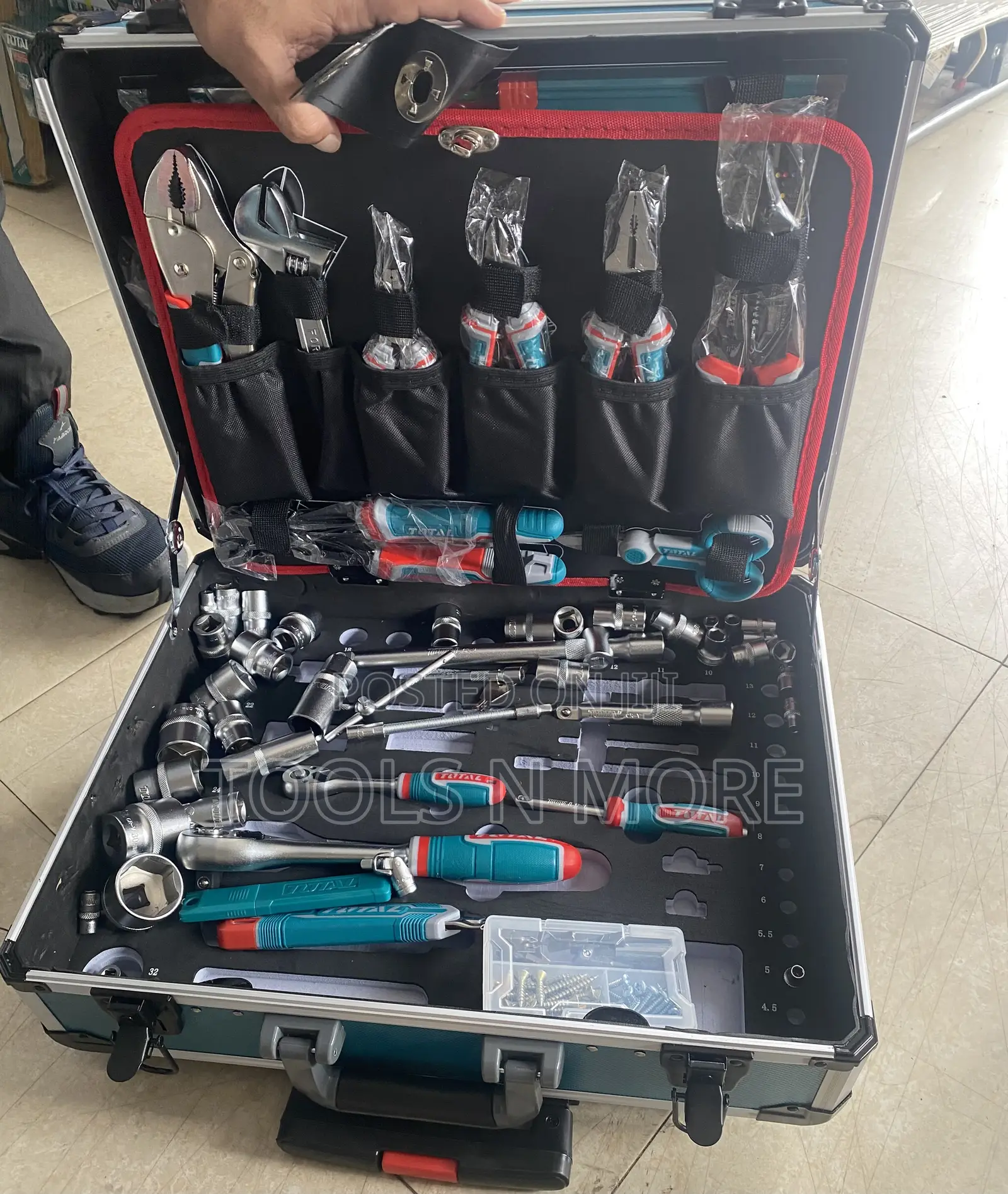 Total 147 Pieces Tools Set ( Plus Trolley Case)
