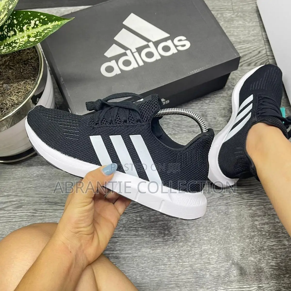 Adidas Swift Run Black/White