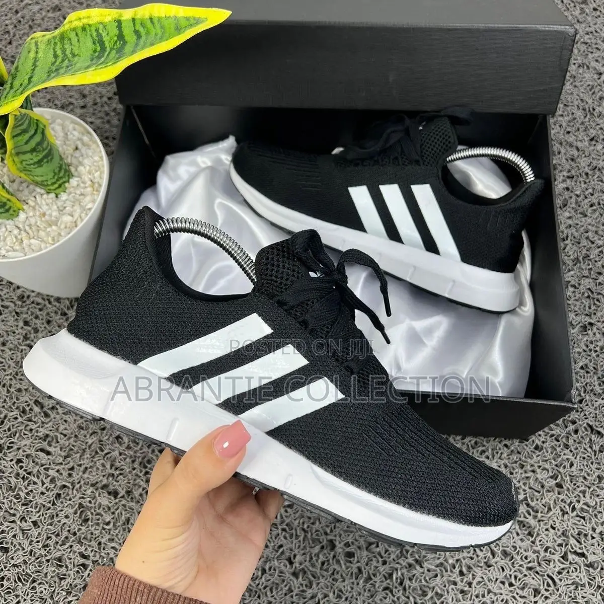 Adidas Swift Run Black/White