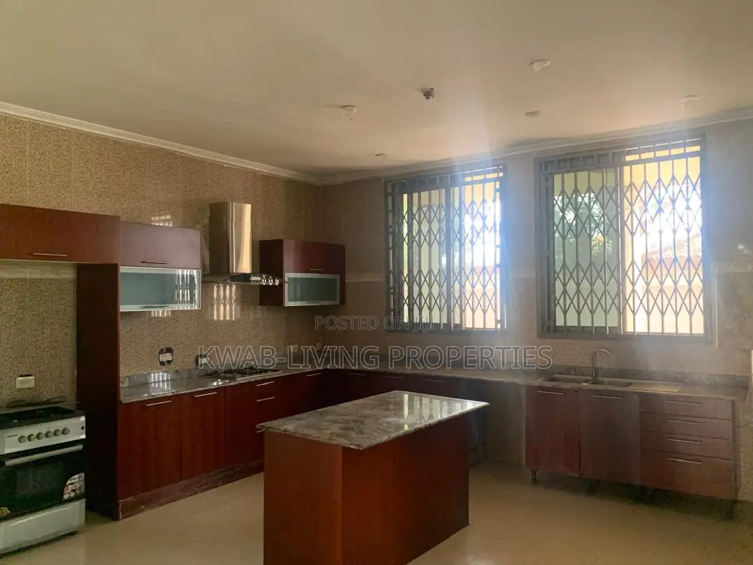 4bdrm Mansion in Ashaley Botwe for sale