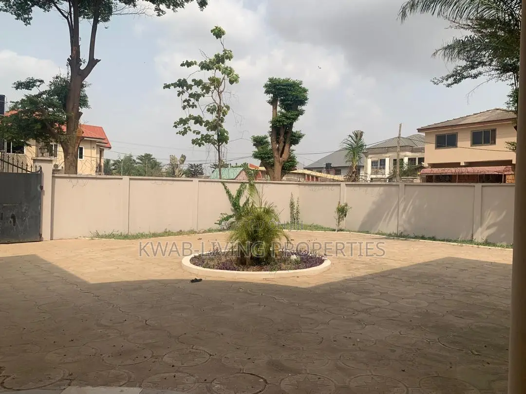 4bdrm Mansion in Ashaley Botwe for sale