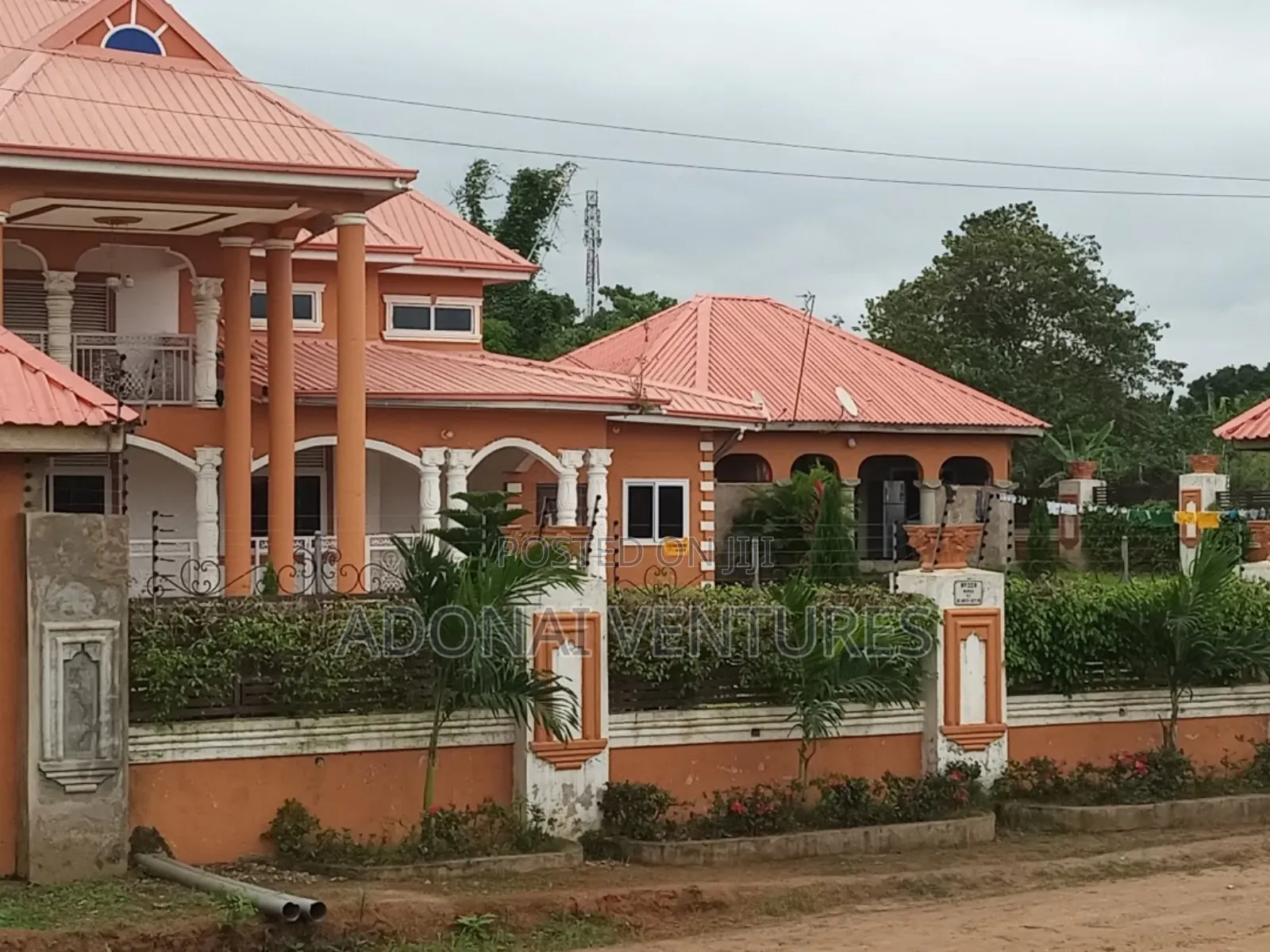 7bdrm House in Apromase, Kumasi Metropolitan for sale