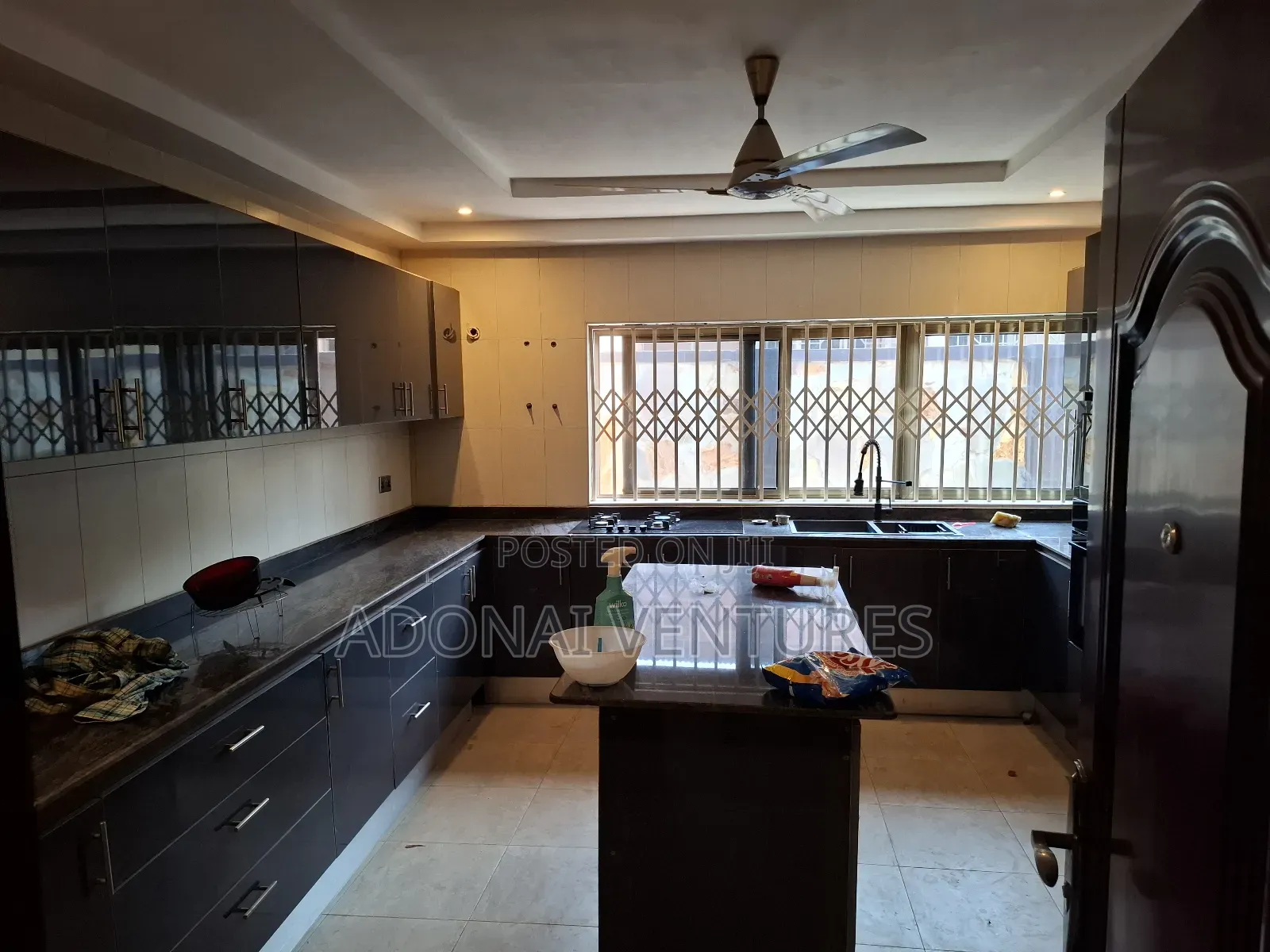 7bdrm House in Apromase, Kumasi Metropolitan for sale