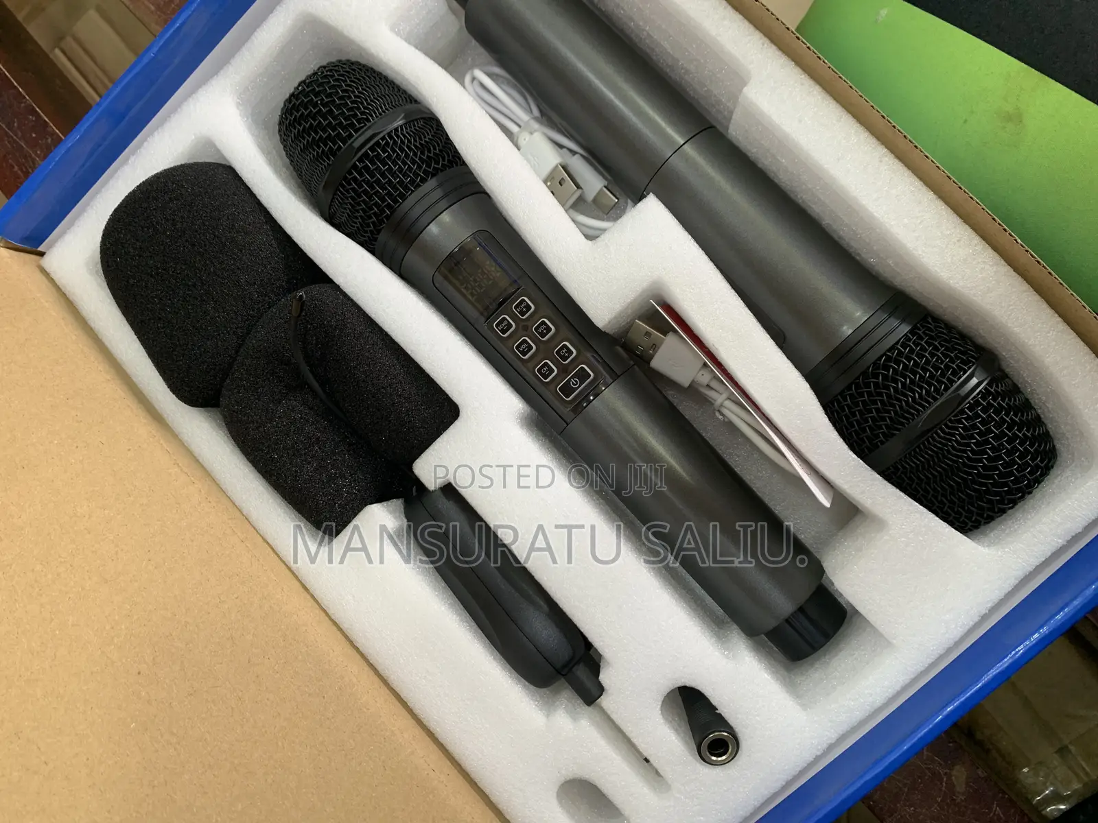 Professional Handhold Universal Wireless Microphone