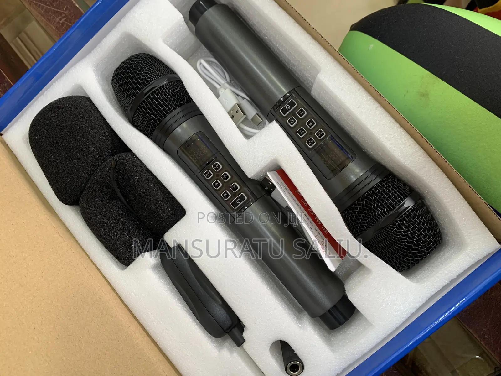 Professional Handhold Universal Wireless Microphone