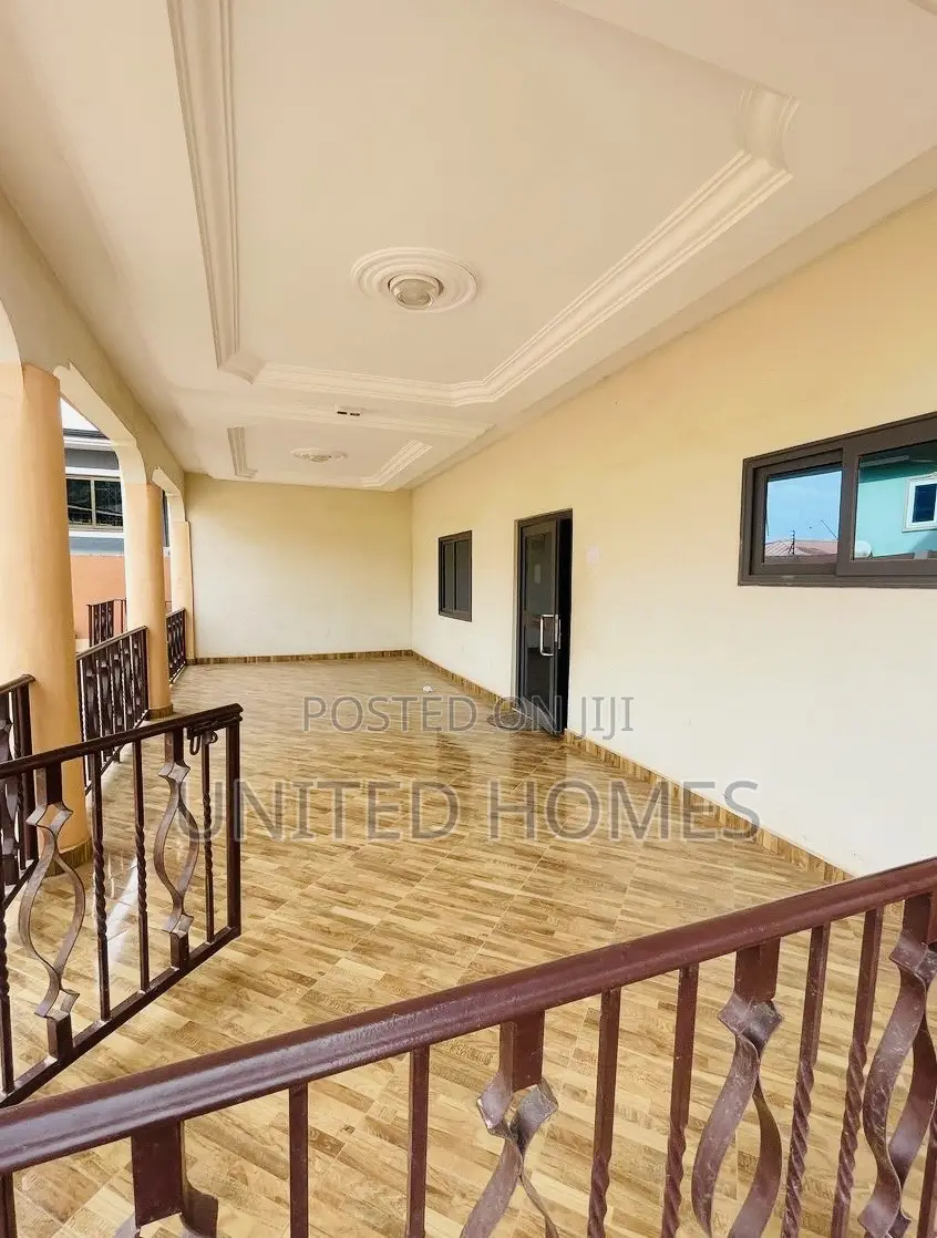 20bdrm Mansion in Achimota for sale
