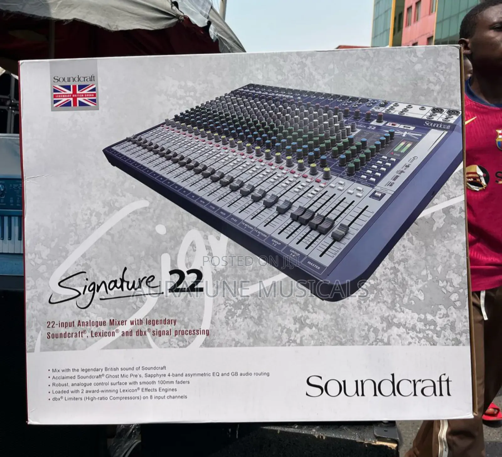 Soundcraft Signature 22 Is a 22-Input Analogue Mixer