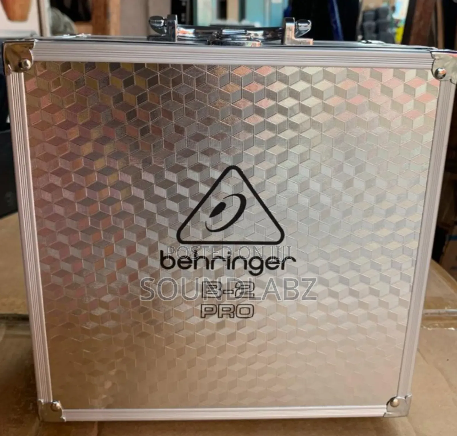 Behringer B-2 Pro Dual-Diaphragm Studio Condenser Microphone