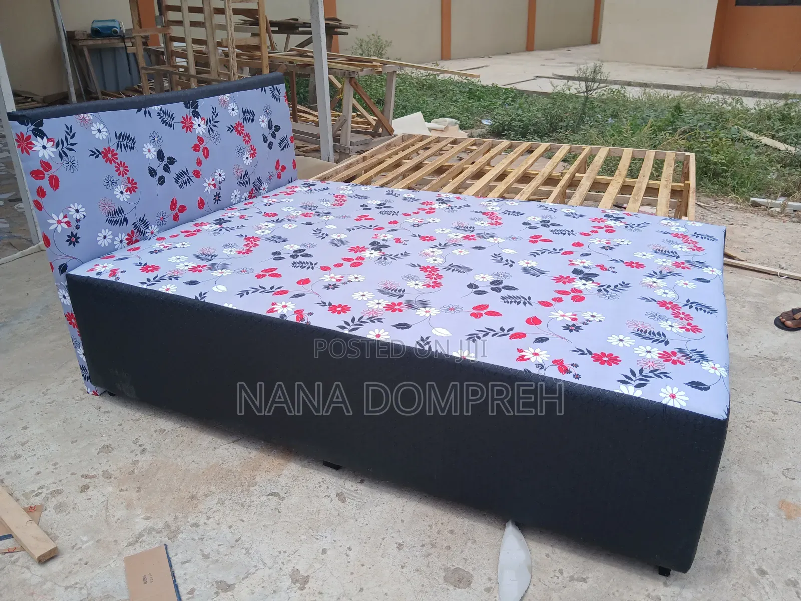 Flowes on Black Bed