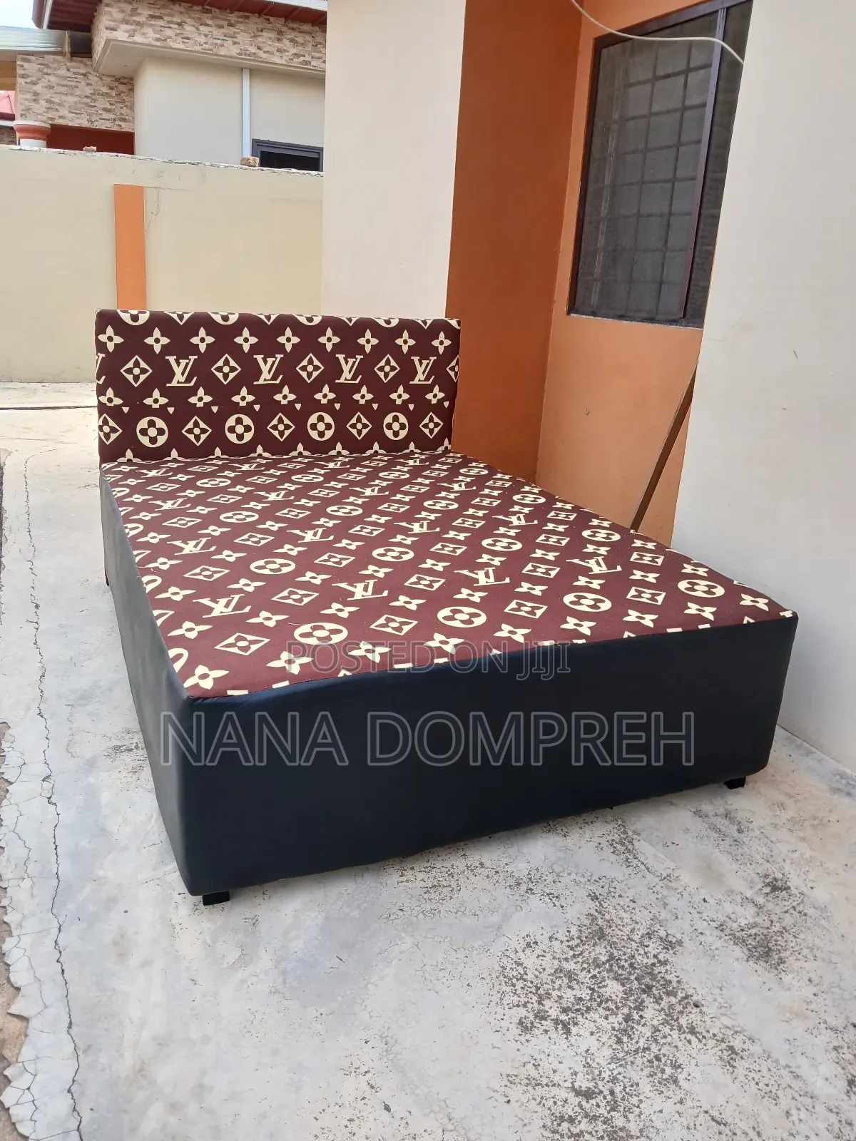 Brown on Black Lv Bed