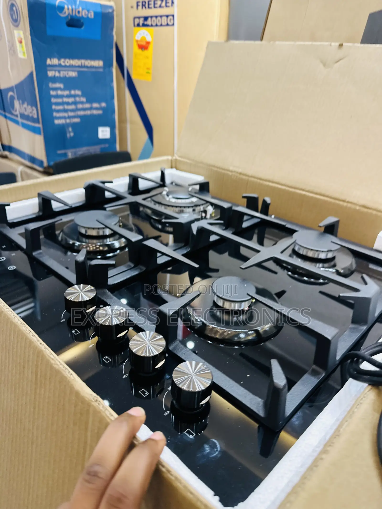 Zealous Sleek Black 4burner 50-50 Kenwood Inbuilt