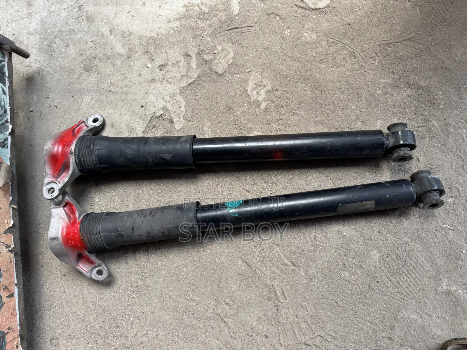 Range Rover :2013 to 2018 Back Shocks .