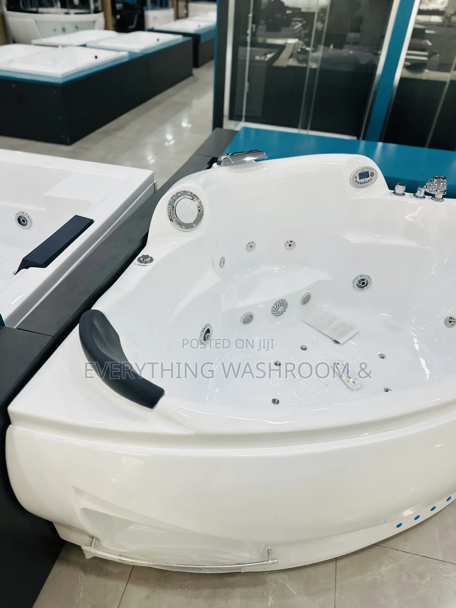 Massaging Bathtub_corner Jacuzzi