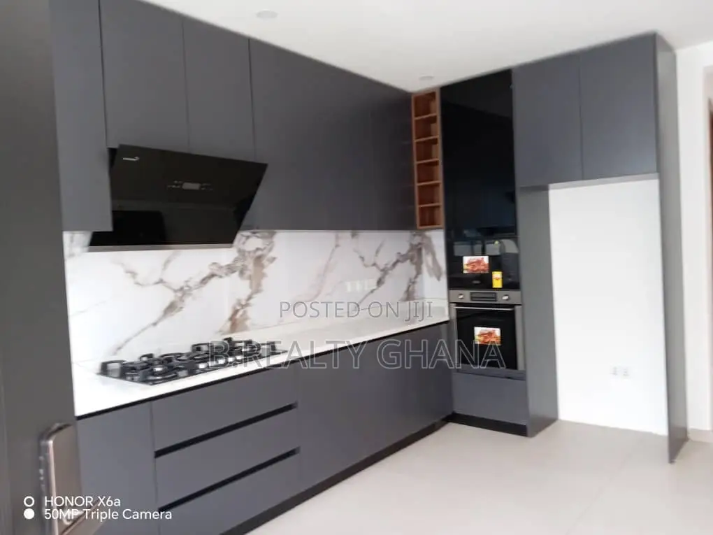 5bdrm House in Tema Metropolitan for sale